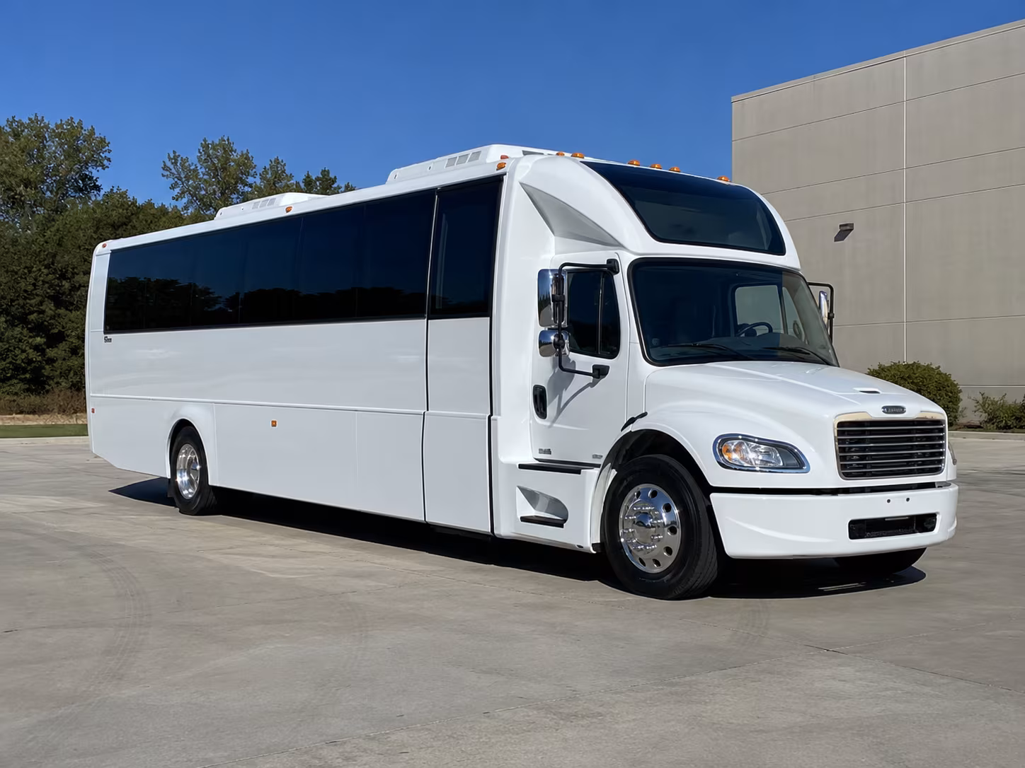 layton 28 passenger party bus